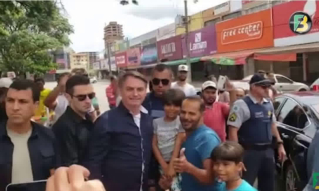 Após ameaça de canetada, Bolsonaro avalia enviar ao Congresso projeto para flexibilizar isolamento